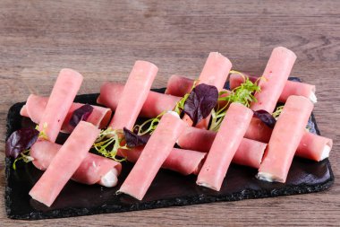 Ham plaka üzerinde peynir rulo dolması