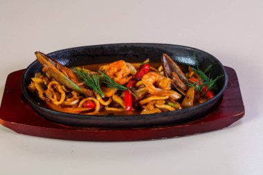 Deniz ürünleri makarna pan sos ile