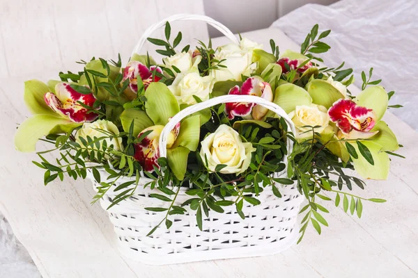 Buquê Rosas Frescas Com Outras Flores — Fotografia de Stock