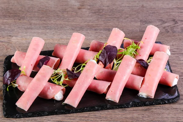 Ham plaka üzerinde peynir rulo dolması