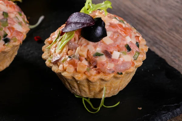 Canapé Con Ensalada Camarones Servido Limón —  Fotos de Stock