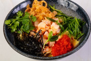 Karides ve yabani pirinç ile poke