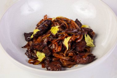 Soba ile sığır eti ve kereviz yaprakları