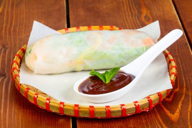 Soğuk bahar rulo karides ve sos ile