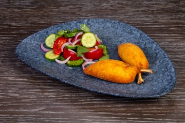 Lezzetli Kiev'in pirzola sebze salatası ile