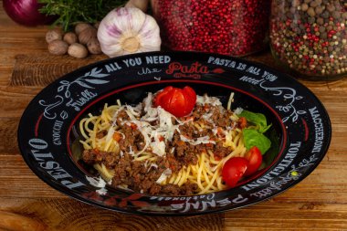 Sebze ile lezzetli bolognese çanak