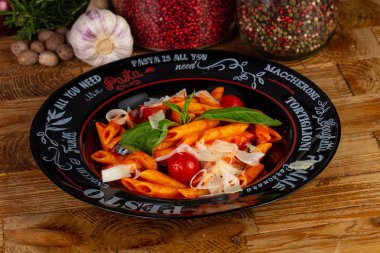 Baharat ve otlar ile domates makarna