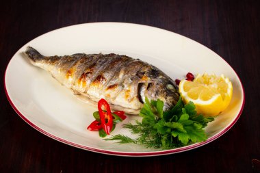 Limon ve otlar ızgara dorada servis