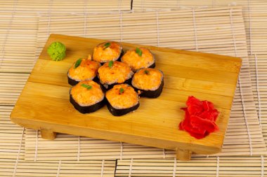 Lezzetli kızarmış somon peynirli rulo