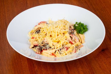 Lezzetli tavuk tagliatelle peyniri ve sebze ile