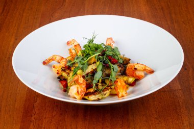 Sebze ile lezzetli ızgara kaplan karides