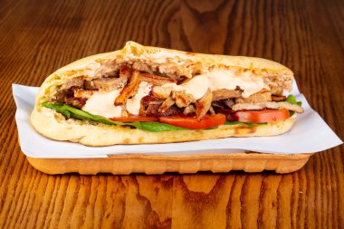 Pide tavuk ve sebze ile