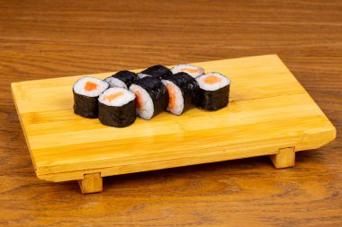 Lezzetli somon suşi rulo seti