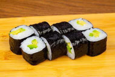 Lezzetli avokado sushi roll seti