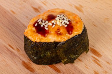 Gunkan suşi ile baharatlı yılan balığı