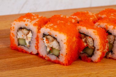 Geleneksel California roll yılan balığı ile