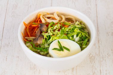 Asya geleneksel Ramen çorba, yumurta