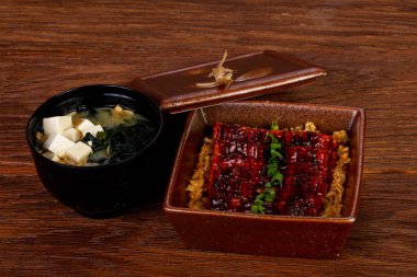 Pirinç ve miso çorbası ile kavrulmuş yılan balığı