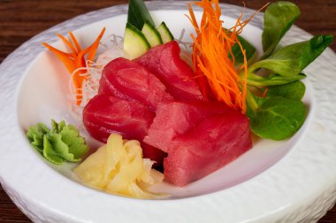 Japon soğuk suşi orkinos ile