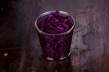 Kırmızı lahana ve havuç salatası