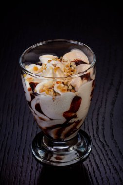 Karamel şurup ve fındık ile lezzetli dondurma