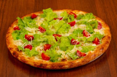Pizza Sezar tavuk ve salata ile