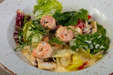 Salata karides ve sos ile