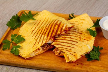 Quesadilla tavuk ve sos ile
