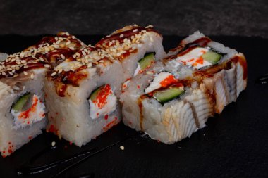 Yılan balığı ile Japon geleneksel rulo