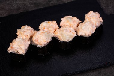 Japon baharatlı suşi ve rulolar