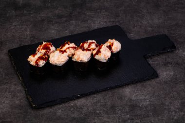 Japon baharatlı suşi ve rulolar