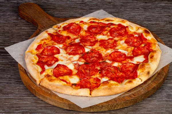 Pizza Saborosa Com Salame Queijo — Fotografia de Stock
