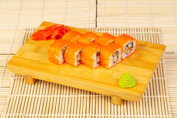 Köstliche Lachshaut Sushi Rollen — Stockfoto