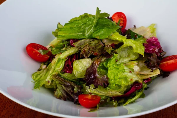 トマトとレタスのおいしい光サラダ — ストック写真