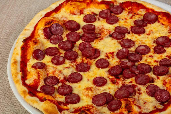 Pizza Com Salsichas Bávaras Queijo — Fotografia de Stock