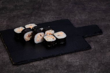 Karides ile Japon geleneksel rulo