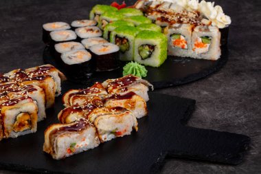 Japon Suşi ile çeşitli madde ayarla