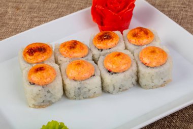 Peynir ve somon ile baharatlı rulo