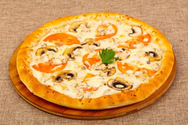 Mantar, peynir ve domates Pizza