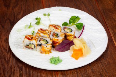 Ton balığı ve yılan balığı ile Japonca soğuk rulo