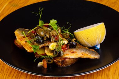 Dorada fileto otlar ve limon ile