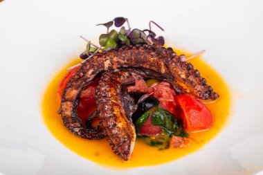 Izgara ahtapot sos ve domates ile