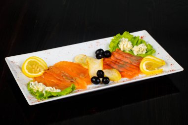 Dilimlenmiş limon ile somon snack