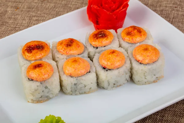 Peynir ve somon ile baharatlı rulo