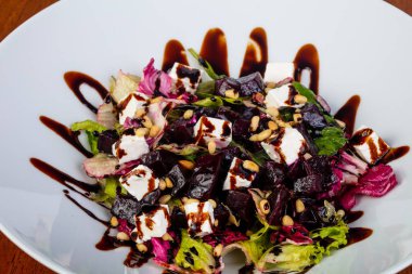 Lezzetli roated pancar salatası peynir ile