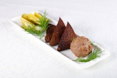 Ekmek ve salatalık turşusu ile karaciğer spreas