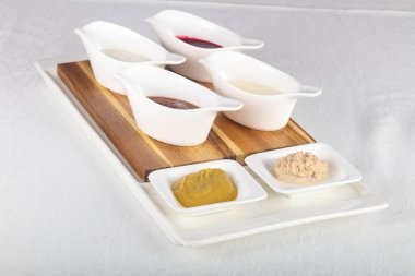 Soslar ürün yelpazesine karıştırın beyaz masaya