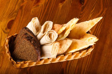 Ahşap arka plan üzerinde beyaz ekmek çeşitler