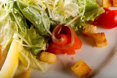 Sezar salatası somon ve peynir