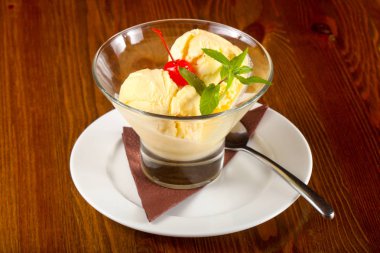 Vanilyalı dondurma ile nane ve kiraz